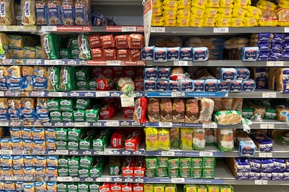 Supermercados: góndola panes. pan lactal Fargo, Bimbo y otros