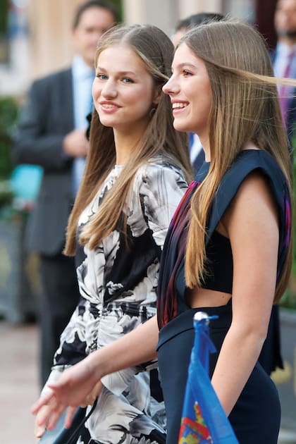 Superunidas desde chicas, la infanta Sofía, recién llegada del Reino Unido, donde cursa el Bachillerato, acompañó a su hermana en un día tan especial.