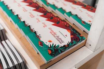 Supervielle compiló los relatos ganadores de las últimas ediciones en un libro conmemorativo entregado a todos los presentes de la ceremonia