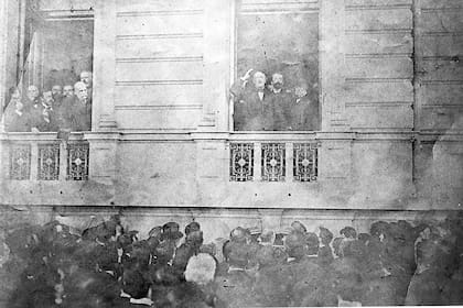 Mitre en 1897, dando un discurso desde el balcón de don Manuel Guerrico, sobre la plaza Libertad
