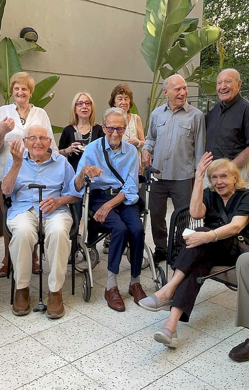 Suplemento Sábado +90: Reuniones del grupo Noventa y contando