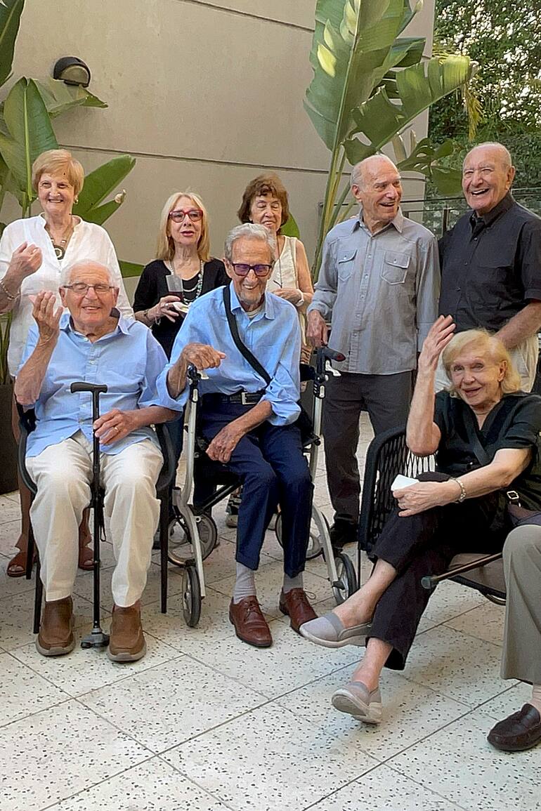Suplemento Sábado +90: Reuniones del grupo Noventa y contando
