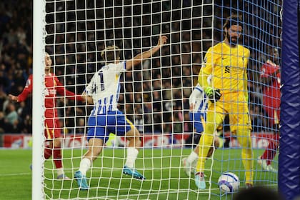 Suplentes dan vibrante victoria a Brighton sobre el campeón Liverpool en la Liga Premier
