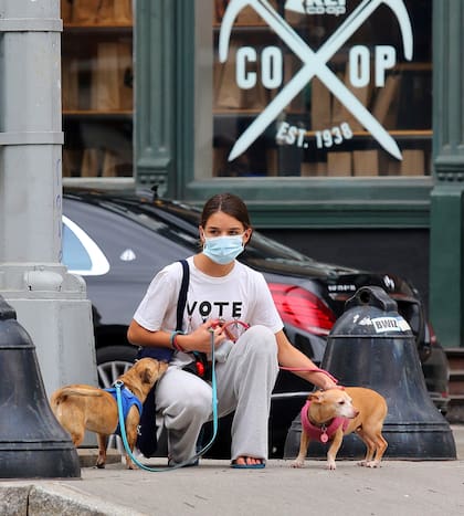Con una remera que invita a votar, Suri fue vista paseando a sus mascotas por la Gran Manzana