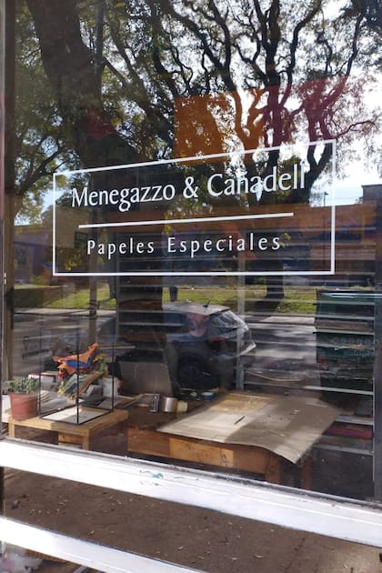 Este taller se dedica a realizar papeles artísticos, estampados y encuadernaciones