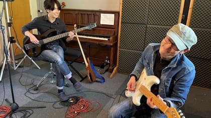 Sure, de 16 años, y su padre Warabe, más conocidos como "Peasoup" en las fiestas del colegio, interpretan "Sunshine or rain", una canción compuesta por ellos, en el aula de música