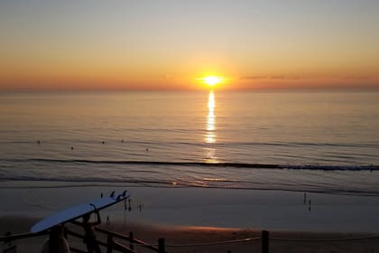 “Surf”, océano, y atardeceres únicos constituyen el marco perfecto para socializar y conocer nuevas personas.