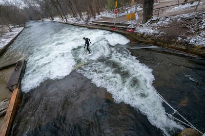 Surf urbano: una ola de río en un parque de Múnich genera debate entre autoridades y surfistas