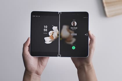 Surface Duo corre Android y tiene conexión celular, aunque Microsoft no lo piensa como un teléfono