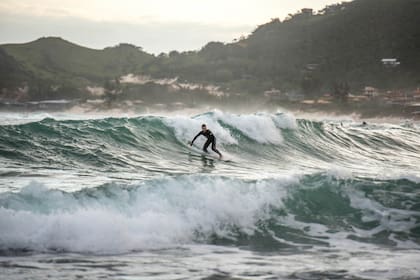 Praia Do Rosa atrae a muchos surfistas por sus excelentes condiciones para practicar el deporte
