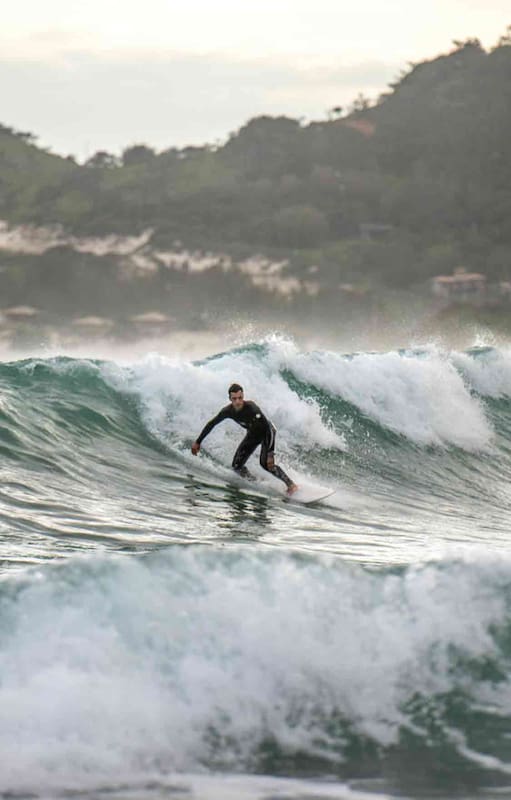 Surfeando en praia do Rosa.
