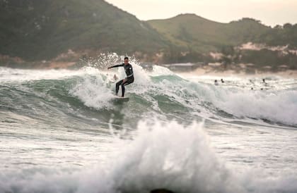 Surfista en Praia do Rosa. Guillermo Llamos