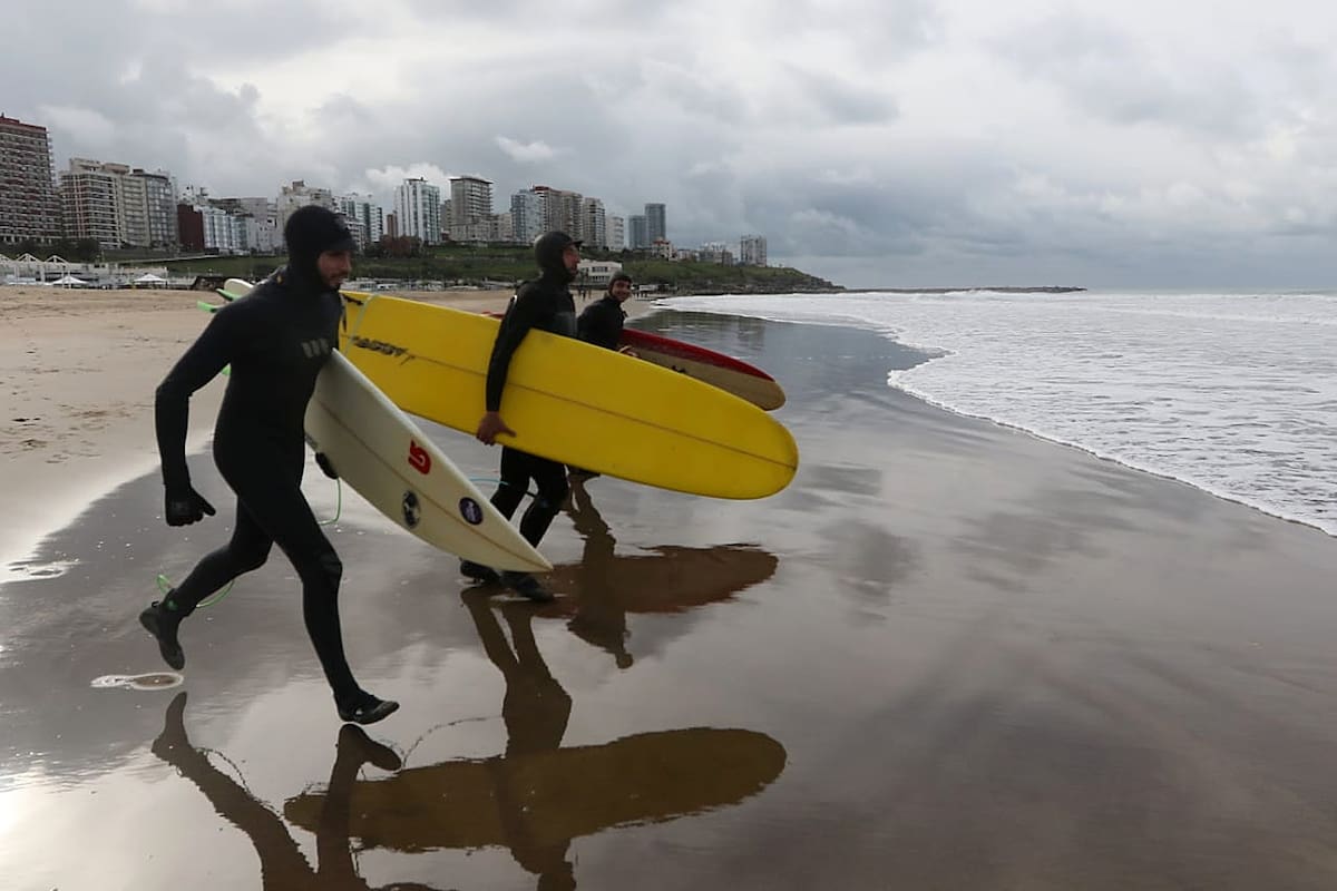 Surfistas en las playas de Mar del Plata