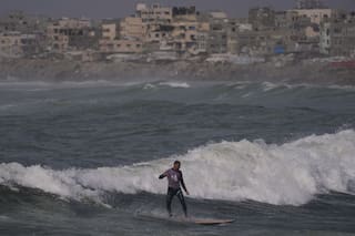 Surfistas en una Gaza devastada por la guerra hallan raros momentos de alegría entre las olas