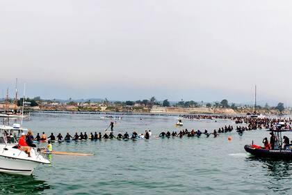 Surfistas homenajearon al inventor del traje de neoprene, Jack O`Neill.