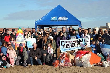 Surfrider Foundation Argentina impulsa la preservación de las "olas surfeables", la calidad del agua, los afluentes pluviales y las limpiezas de playas.