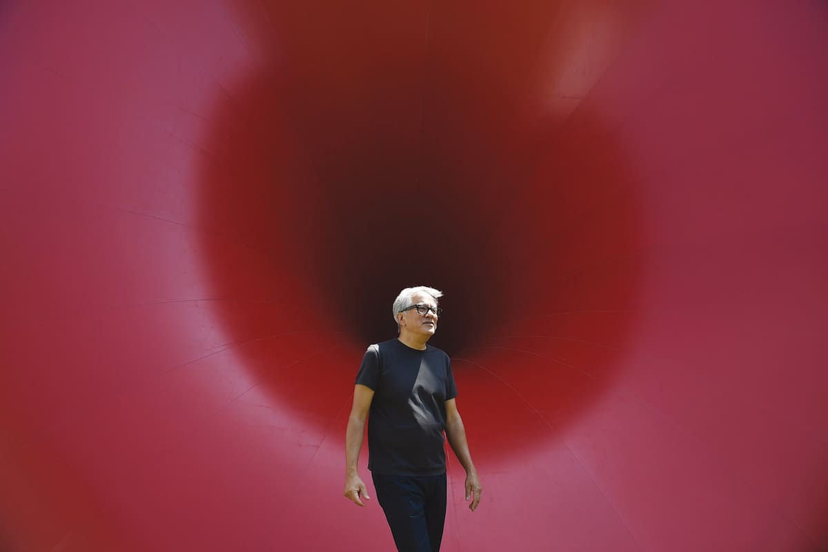 Surge se titulará la muestra que presentará esta semana en Fundación Proa el artista nacido en la India y radicado en Inglaterra. Hijo de refugiados, realiza obras que provocan dudas en el espectador sobre su propia percepción. Muchas de ellas se relacionan con el miedo al vacío o lo que está “al bo