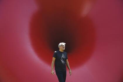 Surge se titulará la muestra que presentará esta semana en Fundación Proa el artista nacido en la India y radicado en Inglaterra. Hijo de refugiados, realiza obras que provocan dudas en el espectador sobre su propia percepción. Muchas de ellas se relacionan con el miedo al vacío o lo que está “al bo