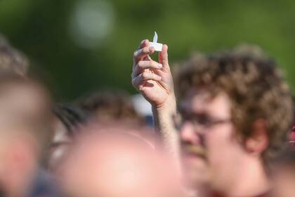 Surgen preguntas de cómo hijastro de una policía se convirtió en acusado del tiroteo en Florida