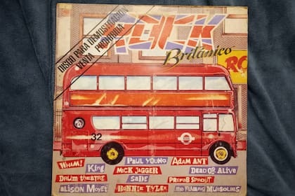 ...Surgían nuevas prohibiciones: escuchar rock británico ( de allí la transgresión de Charly cuando decía …. “si querés escucharé a la BBC aunque quieras que lo hagamos de noche…” ). Y otros mandatos: odiar a los ingleses. Bueno pues, como imaginarán pienso que hay ciertos mandatos que es mejor transgredir...
(Foto: vinilo edición 1984)