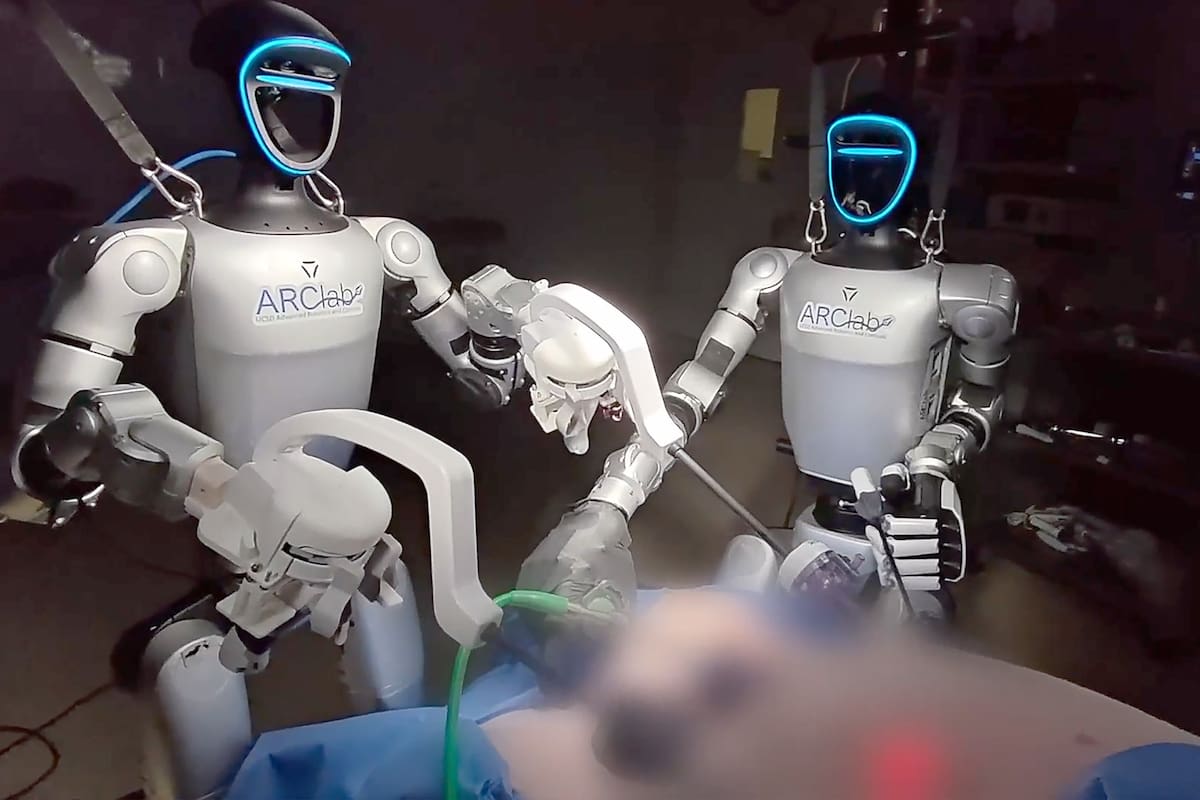 Surgie es un robot Unitree G1 adaptado para operar en un quirófano; el cirujano lo maneja con anteojos de realidad virtual y mandos especiales; es más barato y versátil que un robot médico tradicional