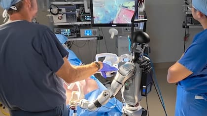 Surgie es un robot Unitree G1 adaptado para operar en un quirófano; el cirujano lo maneja con anteojos de realidad virtual y mandos especiales; es más barato y versátil que un robot médico tradicional