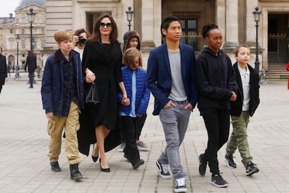 Shiloh Jolie Pitt junto a su mamá y sus cinco hermanos: Maddox, Pax, Zahara, Vivienne y Knox