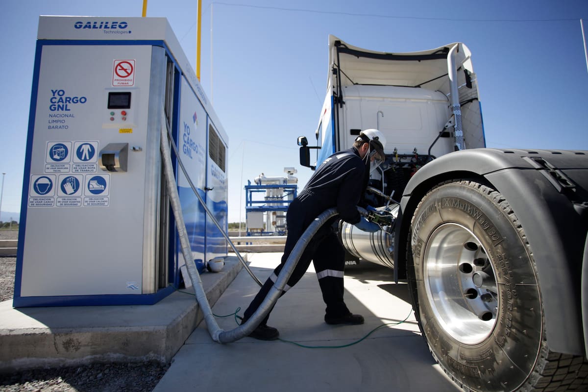 Surtidor de gas. El kit de almacenamiento puede cargar GNL en camiones con motorizaciones específicas y GNC en utilitarios livianos y automóviles