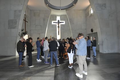 Sus allegados aseguraron que, a pedido de ella, sus restos no fueron velados y la despidieron en la misa de responso que se celebró con sumo respeto e intimidad en el cementerio de la Chacarita