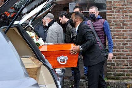 Sus allegados, reunidos en el cementerio