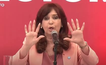 Sus amanuenses buscan ubicar a Cristina Kirchner en el papel de víctima de Alberto Fernández