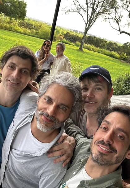 Sus amigos Agustín “Rada” Aristarán, Benjamín Amadeo y Adrián Dárgelos le organizaron un festejo en las afueras de Buenos Aires.