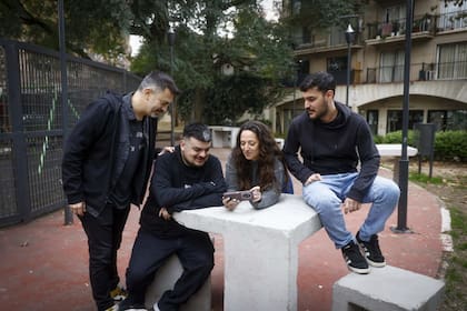 Sus amigos fueron claves en la recuperación; entre ellos Sofi, Fede (sentado sobre la mesa) y Chino