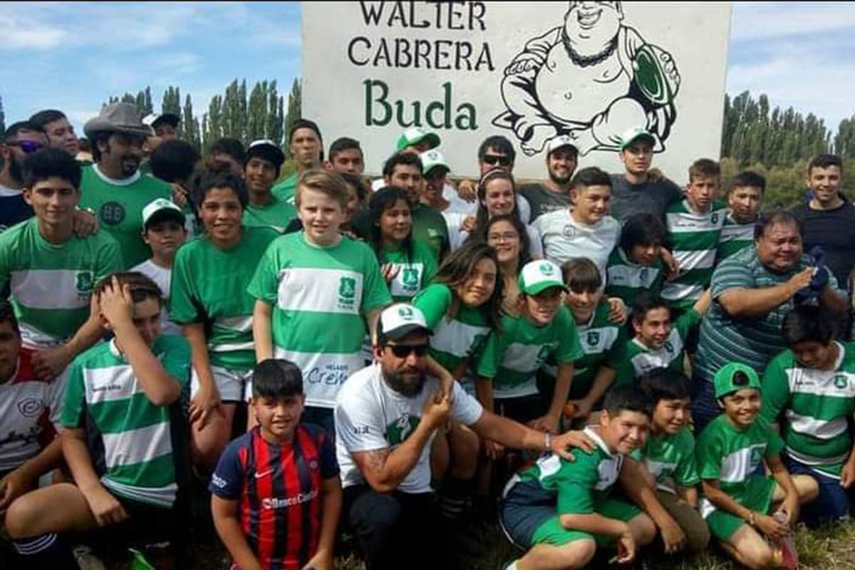 Sus amigos y los chicos homenajearon en vida al factótum de Los Maras, poniéndole su nombre y su apodo como denominación a la cancha que por la tanto hizo el emprendedor del rugby.