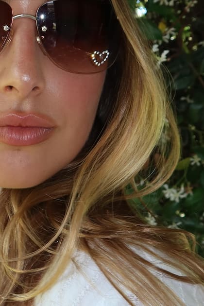 Sus anteojos estaban decorados con un corazón de strass.