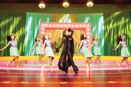"Sus coreos no son megaperfectas; son para divertirse", opina el cineasta de las célebres coreografías de la diva italiana