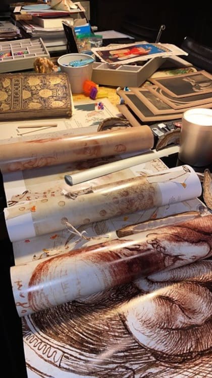 Sus creaciones se nutren de hojas de libros viejos, revistas del siglo pasado, material descartable y juguetes de sus hijas