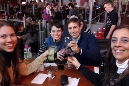 Sus cuerpos fueron encontrados en la casa familiar de la capital formoseña; investigan si la causa de los decesos fue inhalación de monóxido de carbono o de gas