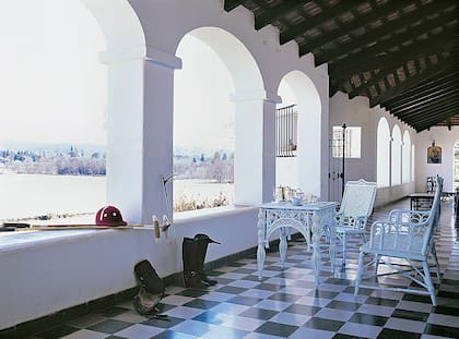 Sus galerías, que rodean todo el frente de esta casona de líneas coloniales, tienen arcadas que enmarcan las magníficas vistas hacia las Sierras Chicas.