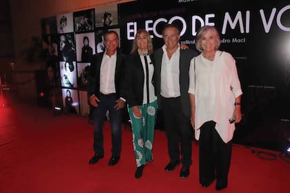 Sus hijos, Diego, Luisa, Carlos y Cristina, el 5 de abril, en la avant-prèmiere del documental sobre la vida de la directora, El eco de mi voz, dirigido por Alejandro Maci, que se estrena en cines el jueves 14, para el centenario del nacimiento de Bemberg.