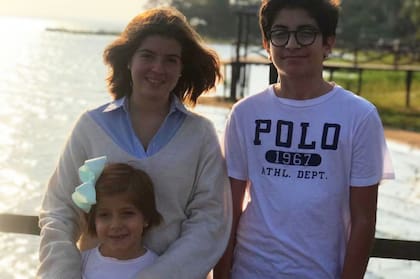 Sus hijos disfrutando la naturaleza.