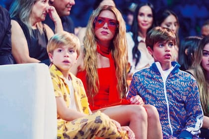 Sus hijos la alentaron desde la primera fila del Coliseo de Puerto Rico, vestidos con un look informal. Milan eligió un equipo deportivo y su hermano Sasha se decidió por una camisa abierta estampada que combinó con un pantalón del mismo motivo.