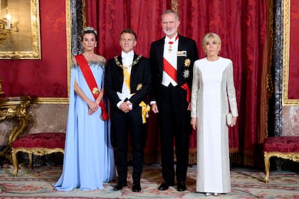 Sus Majestades posan junto a Emmanuel y Brigitte Macron. La primera dama francesa eligió un vestido de Louis Vuitton cuyos laterales están decorados con lentejuelas plateadas
