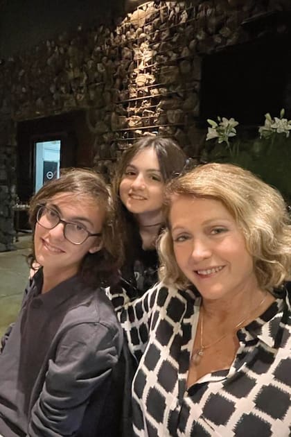 Sus nietos Santiago y Sofí, hijos de Natalia.