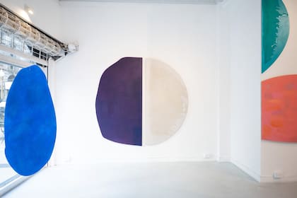 Sus obras recientes integran pintura y escultura
