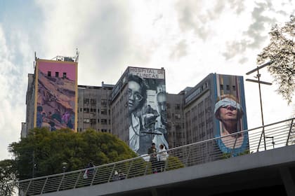 Sus obras se multiplican, en Buenos Aires y el Conurbano: del Hospital de Clínicas al mural de Sabato en Santos Lugares.