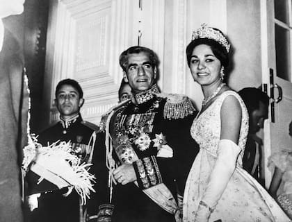 Sus padres, el sha iraní, Mohammad Reza Palhavi y Farah Palhavi (Farah Diba) en las ceremonia de su casamiento en Teherán el 21 de Diciembre de 1959