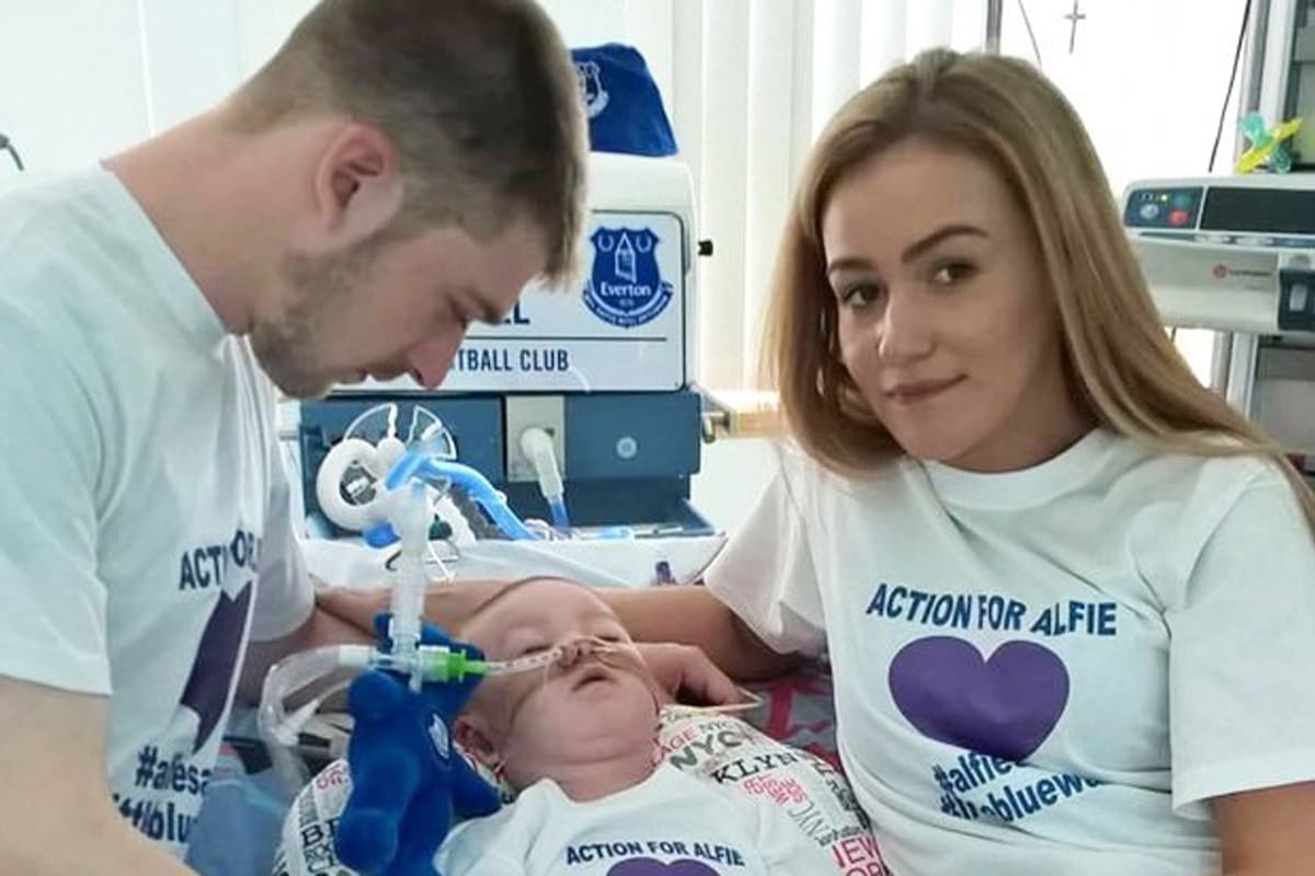 Sus padres son Tom Evans, de 21 años, y Kate James, de 20