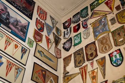 Sus paredes exhiben casi 300 banderines de clubes de todo el mundo