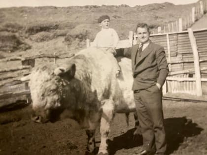 Sus primeros años de vida junto a su padre en Tierra del Fuego. (Gentileza Federico Pechar).